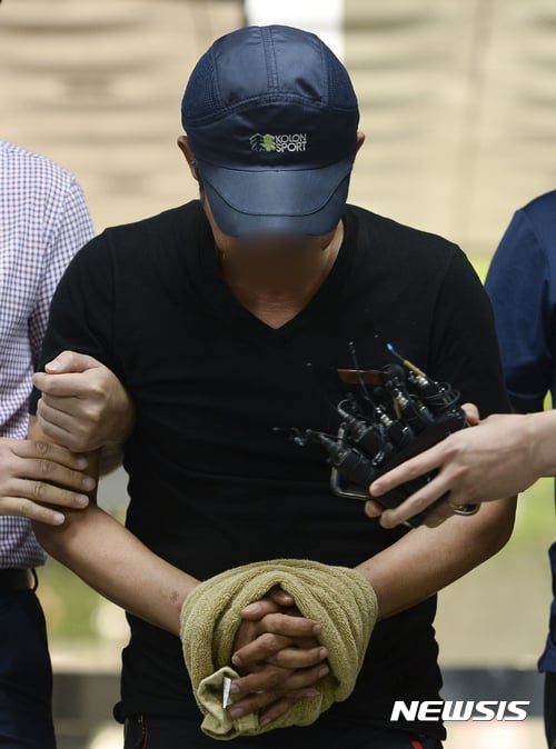 경부고속도로 추돌사고를 낸 혐의로 버스기사 A씨가 17일 오전 서초동 서울중앙지법에 출석하고 있다. /자료사진=뉴시스