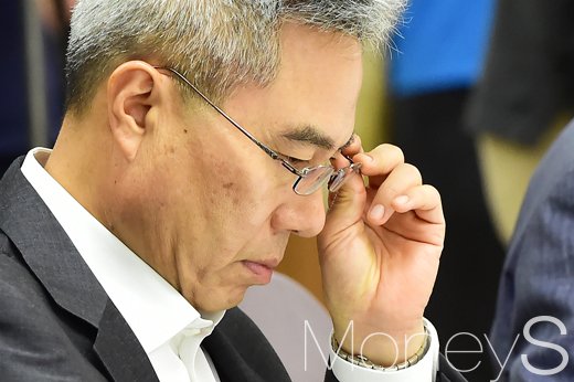 [머니S포토] '소멸시효 완성채권 처리' 간담회, 안경 고쳐쓰는 하영구 은행연합회장