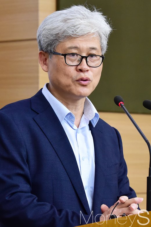 [머니S포토] 취재진 질의에 답하는 오태규 위안부 TF 위원장