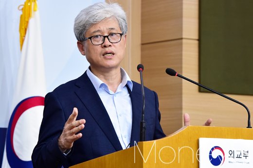 외교부가 위안부합의 검토 TF를 정식 출범시켰다. 오태규 위원장이 질의에 답하고 있다. /사진=임한별 기자