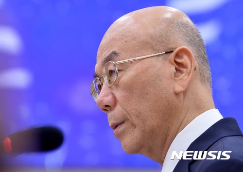 문재인 대통령, 이효성 방통위원장 임명… 청문보고서 채택 무산 '4번째'