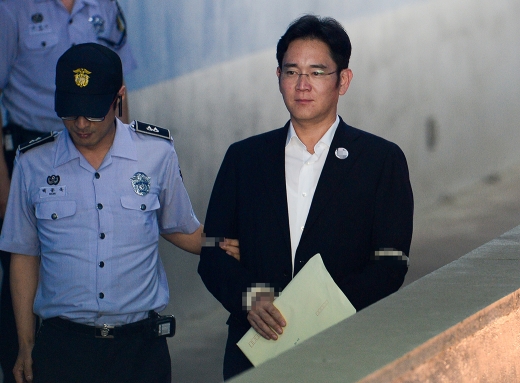 이재용 삼성전자 부회장이 지난 4일 오후 서울 서초구 서울중앙지방법원에서 열린 '최순실 뇌물' 관련 52차 공판에 출석하고 있다. /사진=뉴스1