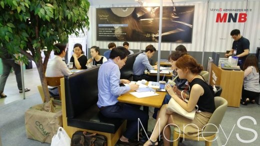 ▲ 철저한 가맹점 관리로 주목받고 있는 카페창업 '토프레소' 창업상담 모습 (사진=강동완 기자)