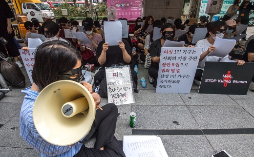 6일 오후 인터넷 카페 ‘여성혐오 살인 공론화 시위’를 중심으로 뭉친 이들이 가면과 마스크로 얼굴을 가린채 집회를 펴고 있다. /사진=뉴스1