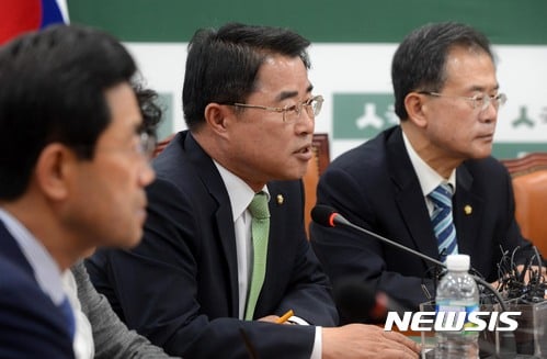 전두환. 최경환 국민의당 의원(가운데)이 지난 5월12일 국회에서 열린 원내 부대표단 및 주요 당직자 회의에서 모두발언을 하고 있다. /사진=뉴시스