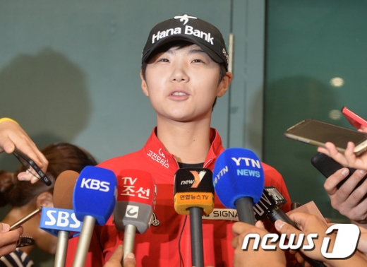 박성현이 오늘(8일) 오후 인천국제공항으로 귀국한 뒤 취재진과 인터뷰하고 있다. /사진=뉴스1