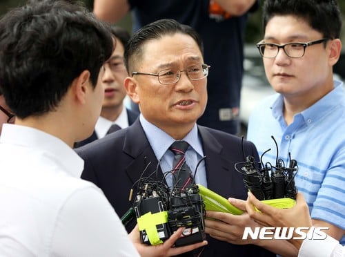 박찬주 육군 제2작전사령관이 8일 서울 용산구 군 검찰단으로 출석하며 취재진의 질문에 대답하고 있다. /사진=뉴시스