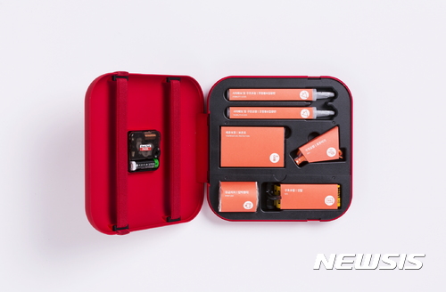 경기도주식회사가 9일 출시한 한국형 재난안전키트 '라이프클락'. /사진=경기도 제공