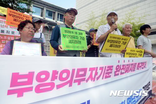 7월 5일 오전 서울 종로구 국정기획자문위원회 앞에서 부양의무자 기준 폐지 공약이행 촉구 기자회견이 열렸다. /자료사진=뉴시스