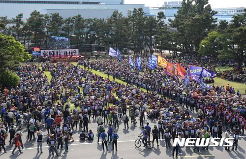 금속노조 현대자동차지부는 10일 각 조 2시간씩 올해 첫 부분파업을 시작했다고 밝혔다. 사진은 지난 6월 울산공장에서 열린 현대차 노조 단체교섭 출정식 현장. /사진=뉴시스
