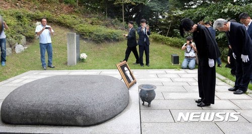 일제시대 광복군으로 활동한 장준하 선생 서거 42주기 추모식이 열린 17일 오전 경기 파주시 탄현면 장준하공원에서 피우진 국가보훈처장이 장준하 선생 묘소에 분향을 한 뒤 묵념을 하고 있다. /사진=뉴시스