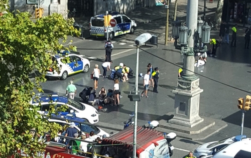스페인 경찰. 17일(현지시간) 스페인 바로셀로나에서 차량이 인도로 돌진하는 테러로 최소 13명이 사망하고 80여명이 부상했다. /사진=뉴시스(AP 제공)