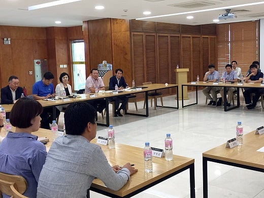 지난 18일 충주 롯데 주류공장에서 진행된 롯데 기업문화위원회 1차 정기회의에서 황각규,이경묵 공동위원장과 내외부위원들이 충주지역 롯데 직원들과 간담회를 하고있다. /사진=롯데그룹
