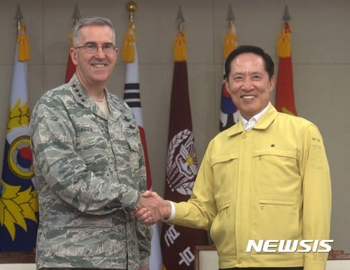 송영무 국방부 장관(오른쪽)이 21일 서울 용산구 국방부에서 존 하이텐 미 전략사령관을 만나 인사를 나누고 있다. /사진=사진공동취재단