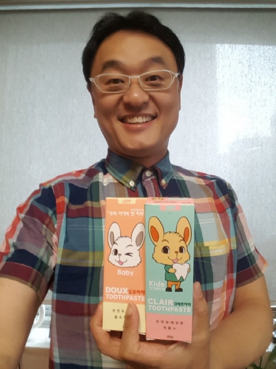 이엘메디텍을 홍보하는 개그맨 겸 강사 권영찬 교수. /사진제공=이엘메디텍