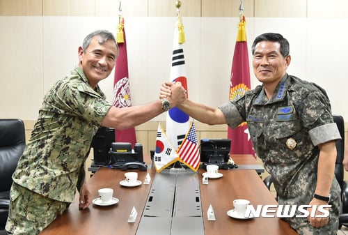 정경두 합참의장(오른쪽)이 해리 해리스 미 태평양사령관과 22일 면담을 가졌다. /사진=합동참모본부 제공