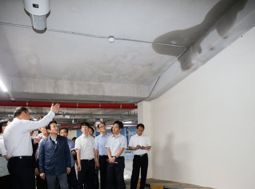 남경필 경기지사가 지난달 18일 화성 동탄2신도시 23블럭 부영사랑으로아파트를 방문해 하자 발생 현장을 점검하는 모습. /사진=경기도