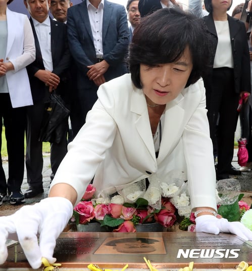 추미애 더불어민주당 대표가 22일 오전 광주 북구 망월동 민족민주열사묘역(옛 망월묘역)을 찾아 5·18을 세계에 알린 독일기자 위르겐 힌츠페터의 유해가 안장돼 있는 추모비를 참배하고 있다. /사진=뉴시스