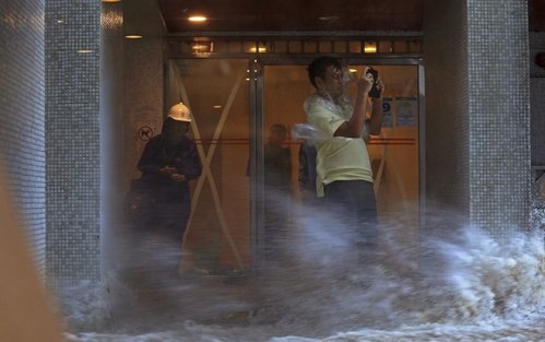 홍콩 태풍 피해. 23일(현지시간) 제13호 태풍 하토가 강타한 홍콩에서 물이 빌딩 안쪽으로 들어오고 있는 모습. /사진=뉴시스(AP 제공)