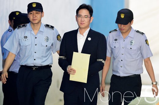 [머니S포토] 공기마저 무거운 이재용 1심 선고공판