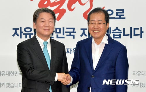 홍준표 자유한국당 대표와 안철수 국민의당 신임 대표가 29일 회동을 가졌다. /사진=뉴시스