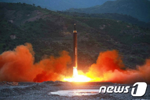 북한의 미사일 발사에 러시아 정부가 우려의 뜻을 나타냈다. 북한의 지대지 중장거리 전략탄도로켓(IRBM)인 '화성-12형'의 시험발사 장면. /사진=뉴스1