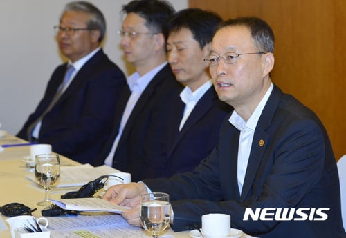 백운규 산업부 장관이 30일 오전 서울 중구 롯데호텔에서 열린 철강업계 간담회에서 모두발언을 하고 있다. /사진=뉴시스
