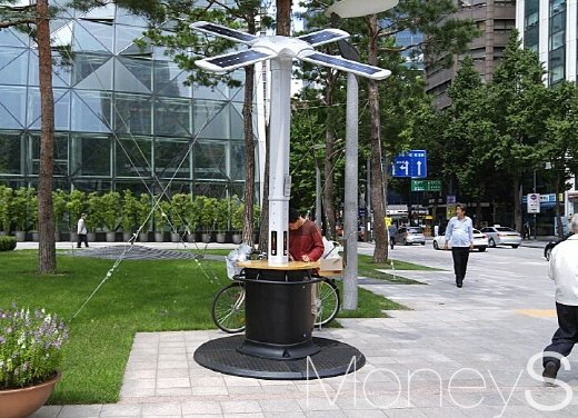 서울광장에 이동식 태양광 공공충전기가 등장했다. /사진=박찬규 기자