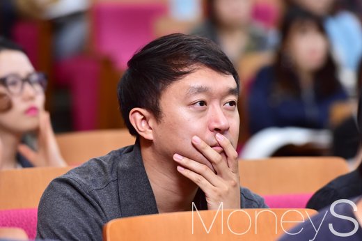 제5회 머니톡콘서트를 찾은 한 청중이 강연에 집중하고 있다. /사진=임한별 기자