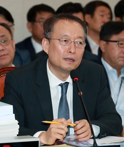 백운규 산업통상자원부 장관이  22일 서울 여의도 국회 본청에서 열린 산업통상자원중소벤처기업위원회 전체회의에서 의원들의 질의에 답하고 있다. /사진= 뉴스1 이동원 기자