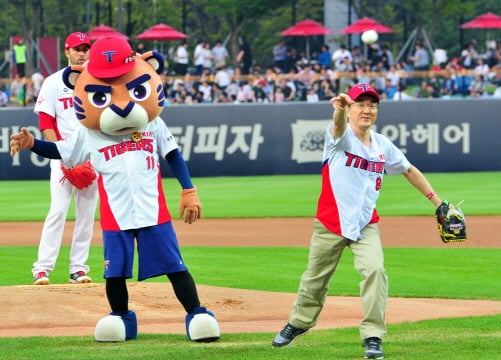 ▲쑨시엔위 중국주광주총영사가 31일 광주챔피언스필드 야구장에서 '호남대학교의 날'을 맞아 시구를 하고 있다. / 사진제공=호남대학교
