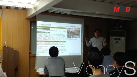 ▲ 프랜차이즈 비즈니스 경영이념이 철저해야 성공할수 있다고 강조하는 서민교 대표 (사진=강동완 기자)