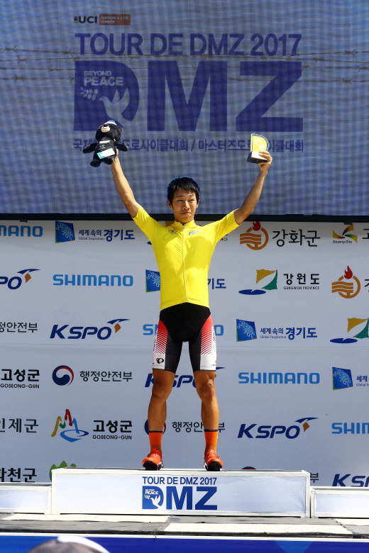 디엠지 국제청소년 도로사이클 1구간 1위를 차지해 대회 개인종합 1위를 상징하는 옐로저지를 입은 마추다. /사진제공=대한자전거연맹