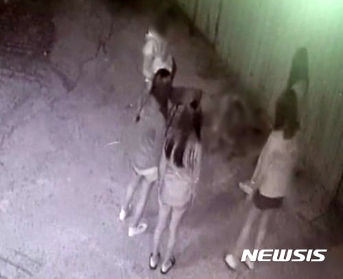 부산 여중생 폭행사건 당시 CCTV 화면. /사진=뉴시스