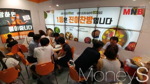 ▲ 진이찬방이 프랜차이즈 박람회에서 상담을 진행하고 있다. (사진=강동완 기자)