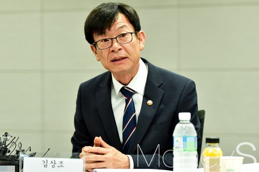 김상조 공정거래위원장이 6일 오전 서울 중구 대한상공회의소에서 열린 ‘대기업 유통업계와 간담회’ 참석해 모두발언을 하고 있다. /사진=임한별 기자