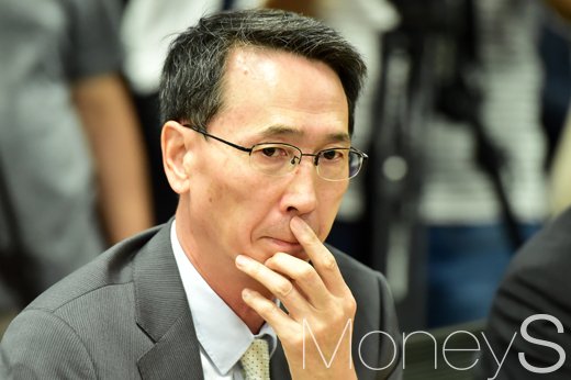 [머니S포토] 공정위 입장발표에 고심하는 이갑수 체인스토어협회장