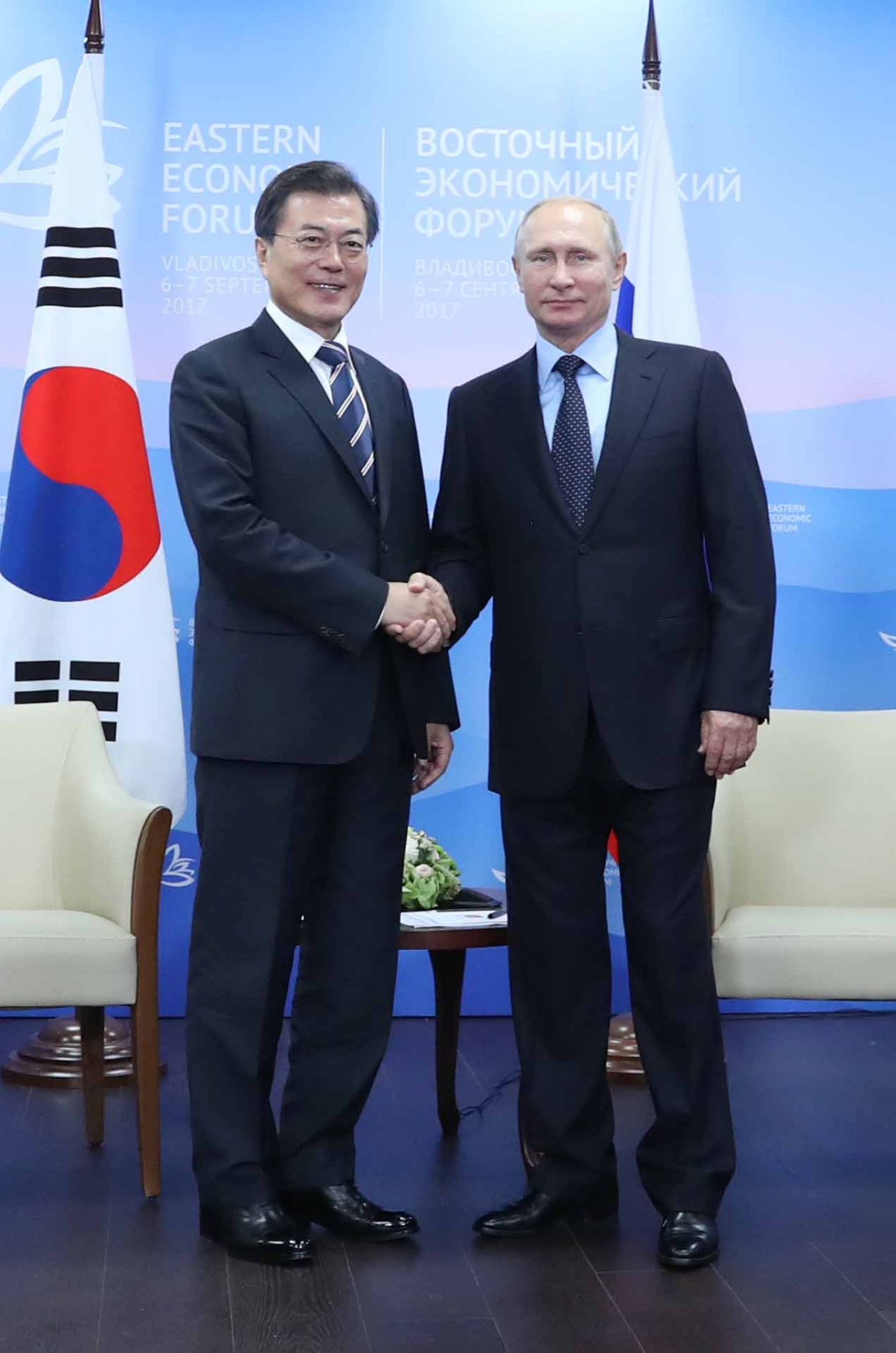 한러 정상회담. 문재인 대통령(왼쪽)이 6일(현지시각) 러시아 블라디보스토크 극동연방대학교에서 블라디미르 푸틴 러시아 대통령과 한러 정상회담 직전 악수를 하고 있다. /사진=뉴시스