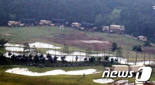 7일 오전 경북 성주군 초전면 성주골프장 사드기지로 사드 발사대 4기가 반입됐다. /자료사진=뉴스1