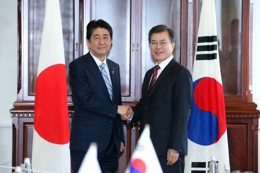 원유 공급 중단 설득 동참. 문재인 대통령(오른쪽)이 7일 러시아 블라디보스토크 극동연방대에서 아베 신조 일본 총리와 한일 정상회담 직전 악수를 하고 있다. /사진=뉴시스