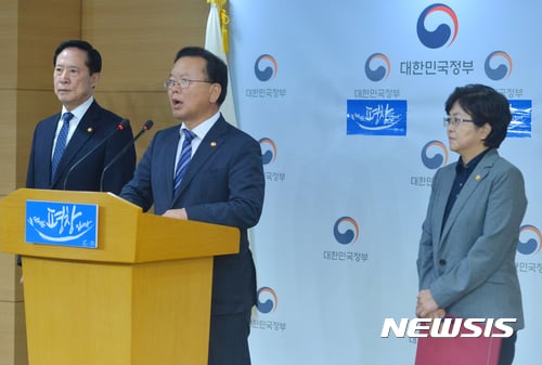 송영무 국방부 장관, 김부겸 행정안전부 장관, 김은경 환경부 장관(왼쪽부터)이 7일 오후 서울 광화문 정부서울청사에서 사드 관련 합동브리핑을 하고 있다. /사진=뉴시스