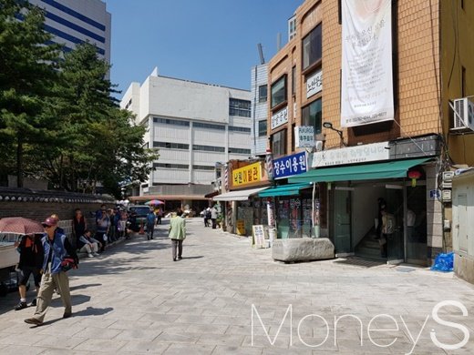 8일 서울 종로구 낙원상가 근처 무료급식소앞에서 햇살을 피해 줄서있는 노인들. 