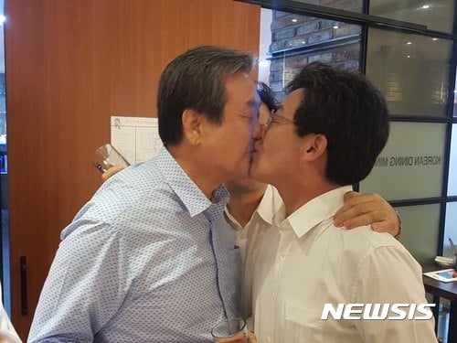 김무성 의원과 유승민 의원이 10일 열린 의원단 만찬회동 중 입맞춤을 하고 있다. /사진=바른정당 제공