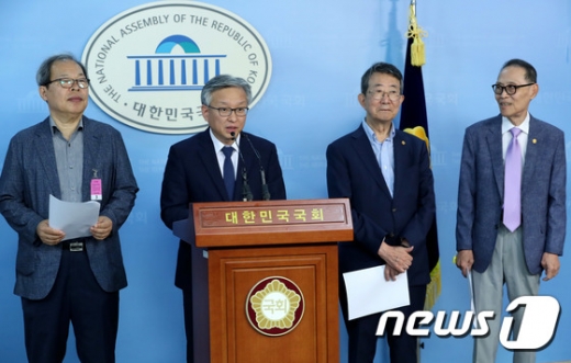 권칠승 더불어민주당 의원이 10일 오후 서울 여의도 국회 정론관에서 독립유공자 후손들과 함께 국군의날 기념일 변경 촉구 결의안 대표발의 기자회견을 하고 있다. /사진=뉴스1