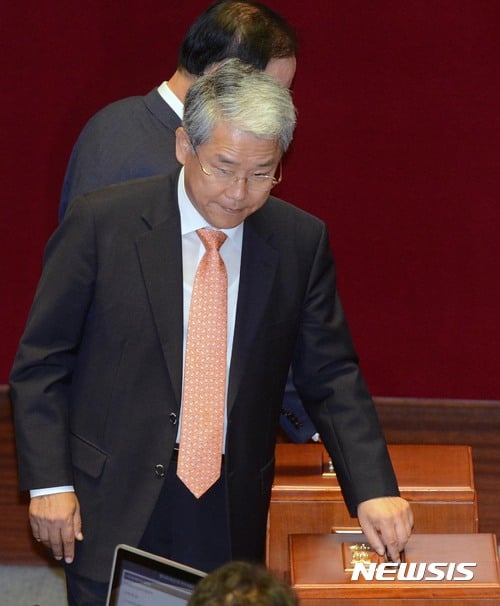 김이수 헌법재판관 후보자의 임명동의안 표결이 국회에서 부결됐다. 11일 오후 서울 여의도 국회 본회의장에서 김동철 국민의당 원내대표가 무기명 투표를 하고 있다. /사진=뉴시스