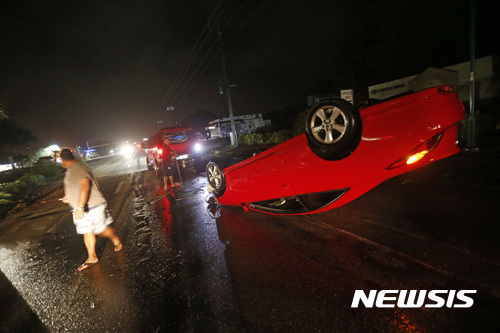 허리케인 어마 영향을 받은 미국 플로리다주 케이프 코랄에서 자동차가 강풍에 뒤집혀 있다. /사진=뉴시스(AP 제공)