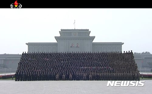 북한 금수산태양궁전 앞에서 김정은 노동당 위원장이 핵과학자, 기술자 등 6차 핵실험 관계자들과 기념촬영하는 모습. /사진=조선중앙TV