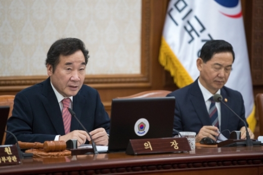 이낙연. 이낙연 국무총리(왼쪽)가 12일 서울 종로구 정부서울청사에서 열린 국무회의에서 모두발언을 하고 있다. /사진=뉴스1