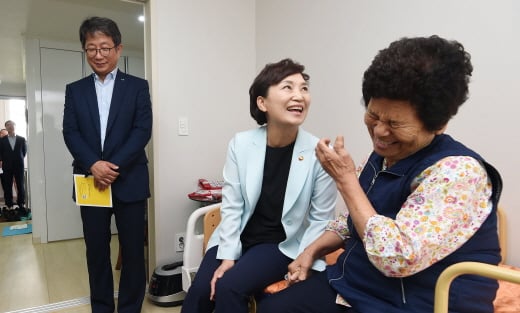 김현미 국토부 장관은 지난 12일 오후 경기 성남 위례공공실버주택에 위치한 독거노인 가정을 방문했다. /사진=뉴시스 이정선 기자