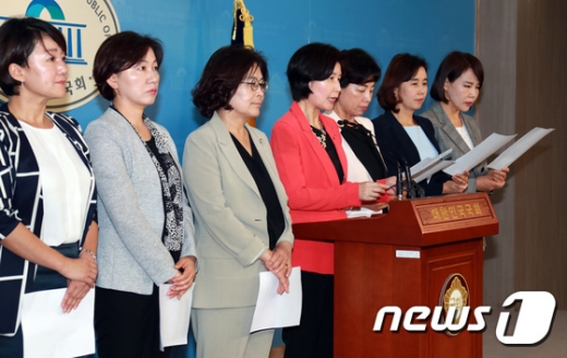 더불어민주당 여성의원들이 13일 서울 여의도 국회 정론관에서 김중로 국민의당 의원과 곽상도 자유한국당 의원의 국회 윤리위 회부 추진을 발표하고 있다. /사진=뉴스1